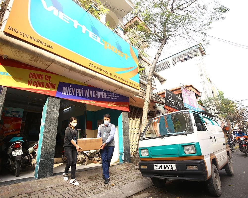 Chuyến hàng đầu tiên được Viettel Post vận chuyển miễn phí vào xã Sơn Lôi.