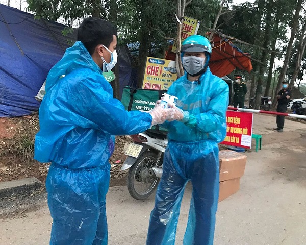 Những “chiến binh” Viettel Post, MyGo dũng cảm giao hàng cứu trợ vào vùng cách ly Sơn Lôi