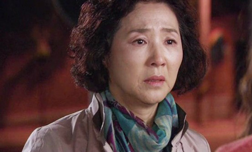 Mẹ chồng ốm liệt giường, con dâu không chăm sóc lại còn mong bà chết sớm và quả báo nhớ đời