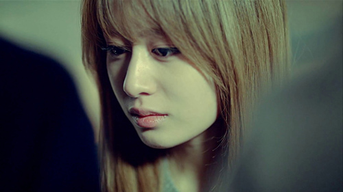 Tôi sống trong rượu và nước mắt khi bạn gái cũ lấy chồng dù tôi cũng đã có vợ