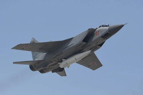 Máy bay đánh chặn MiG-31K của Nga mang theo tên lửa siêu thanh Kinzhal. (Ảnh: Sputnik).