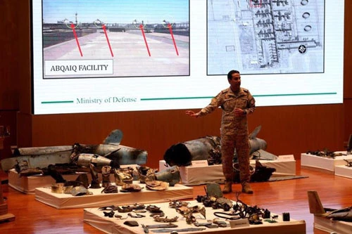 Hiện nay không chỉ máy bay không người lái (UAV) và tên lửa hành trình hiện đại mới là mối đe dọa thực sự, mà ngay cả những loại giá rẻ, dễ chế tạo cũng là mối đe dọa nghiêm trọng đối với bất kỳ lực lượng vũ trang nào. Ảnh: Bộ Quốc phòng Arab Saudi trưng bày các mảnh vỡ tên lửa và UAV được dùng để tấn công các cơ sở lọc dầu hôm 14/9/2019.