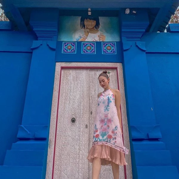 Minh Hằng "đốn tim" fans bằng loạt hình diện váy yếm cực gợi cảm, nữ tính khi đang đi du lịch tới Bali, Philippines.