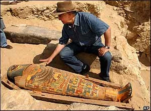  Nhiều của người Ai Cập được khai quật một cách tình cờ. Một số được chôn cất trong những ngôi mộ nông ở các sa mạc nên được phát hiện dễ dàng.