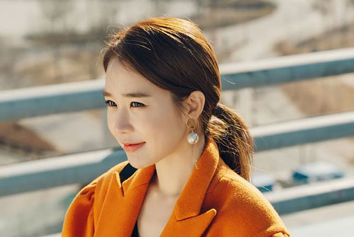 Vừa đám cưới xong tôi chủ động đưa cho mẹ chồng một phong bì dày cộp, nhưng mở ra bà toát mồ hôi hột và rối rít xin lỗi