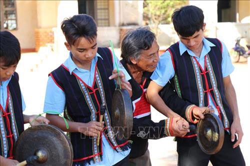 Những người “say nghề” chữa bệnh cho cồng chiêng