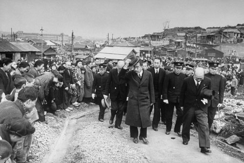 Nhật hoàng Hirohito thị sát sau chiến tranh thế giới thứ II