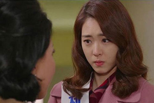 Lên chăm cháu, con dâu dọn riêng mâm cơm cho mẹ chồng ăn, bức xúc quá tôi đứng lên định bỏ về thì nghe được câu nói của con trai