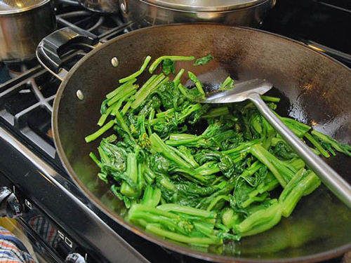 Sai lầm tai hại khi xào rau khiến rau thâm đen, mất hết cả dinh dưỡng, càng ăn càng gây hại