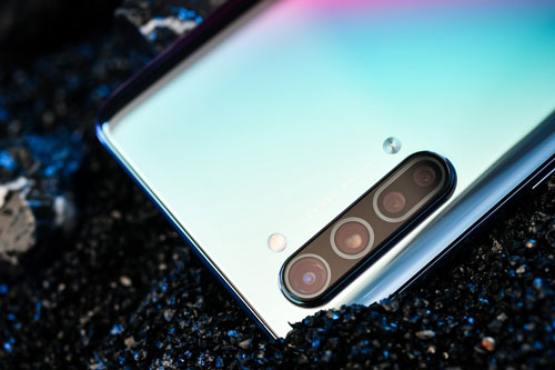 Cận cảnh smartphone 5G, chip Snapdragon 765, RAM 8 GB, giá gần 10 triệu