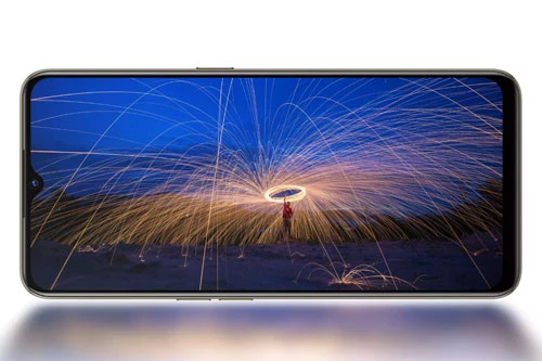 Reno3 Youth được trang bị tấm nền màn hình Super AMOLED kích thước 6,4 inch, độ phân giải Full HD (2.400x1.080 pixel). Màn hình này được chia theo tỷ lệ 20:9, độ sáng tối đa 600 nit. 