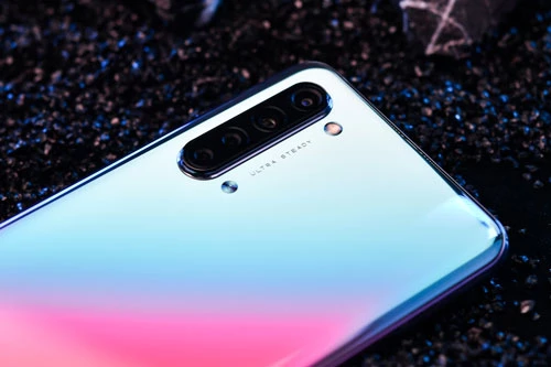 Oppo Reno3 Youth sở hữu 4 camera sau với độ phân giải 48 MP, 8 MP, 2 MP và 2 MP. 