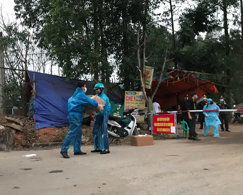 Ngày 14/2/2020 chuyến hàng vật tư y tế cứu trợ đã được Viettel Post vận chuyển vào xã Sơn Lôi, địa bàn đang bị cách ly do dịch Covid-19. Ảnh: Viettel Post cung cấp.