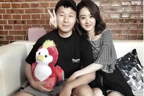 Triệu Lệ Dĩnh bị chỉ trích vì đã có chồng vẫn vô tư choàng vai bá cổ với người đàn ông lạ mặt