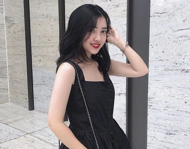Mai Hà Trang (sinh năm 1998, Bắc Giang) không chỉ là hot girl Việt mà còn là bạn gái của cầu thủ Hà Đức Chinh. Cô nàng là sinh viên năm 3 của Đại học Mỹ thuật Công nghiệp Hà Nội.