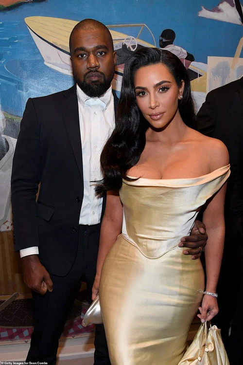 Vợ chồng Kim Kardashian và Kanye West mới đây vừa chia sẻ những hình ảnh ngôi biệt thự của họ ở Los Angeles, Mỹ.