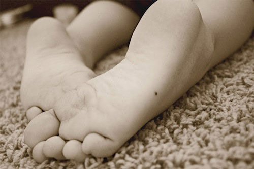 Không cần đi xem bói, chỉ cần nhìn nốt ruồi trên bàn chân biết ngay vận mệnh giàu hay nghèo