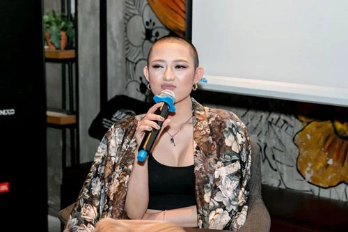 Trong MV của mình, Trang Cherry đã cạo trọc đầu.