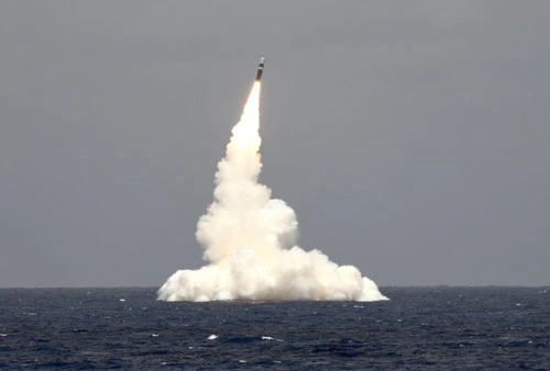 Tàu ngầm USS Rhode Island phóng tên lửa Trident II (không mang đầu đạn hạt nhân) từ ngoài khơi bang Florida ngày 9/5/2019. Ảnh: US Navy