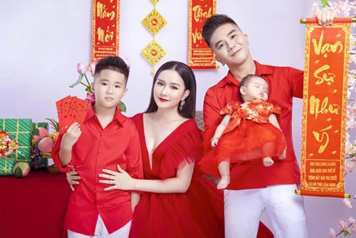 Gia đình hạnh phúc của ca sĩ Khánh Đơn.