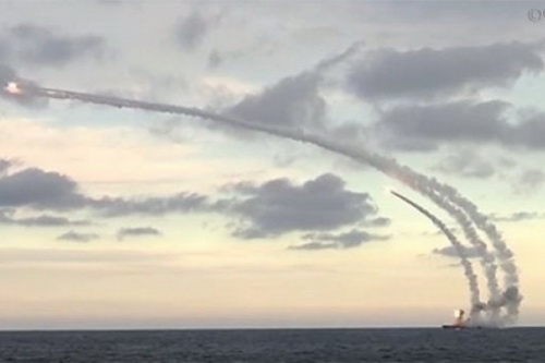 Tàu chiến Nga phóng hàng chục tên lửa Kalibr vào phiến quân Syria