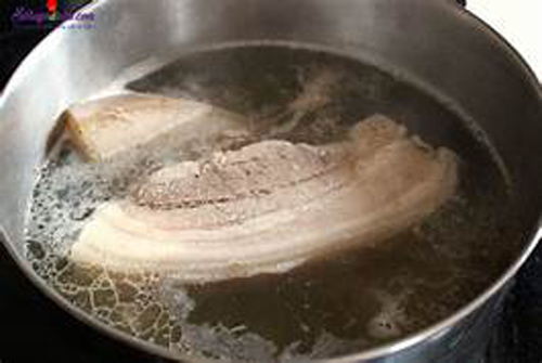 Luộc thịt lợn kiểu này là bao nhiêu dinh dưỡng đều "trôi tuột" hết, nhiều người vẫn không hề biết