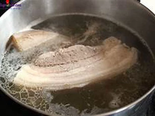 Luộc thịt lợn kiểu này là bao nhiêu dinh dưỡng đều "trôi tuột" hết, nhiều người vẫn không hề biết