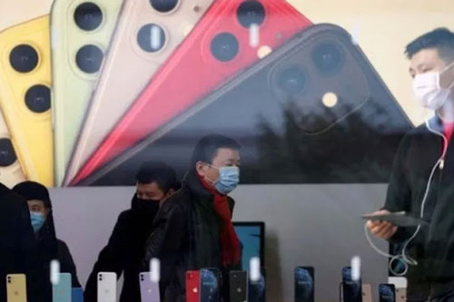 Apple kiểm tra thân nhiệt khách hàng khi vào mua iPhone
