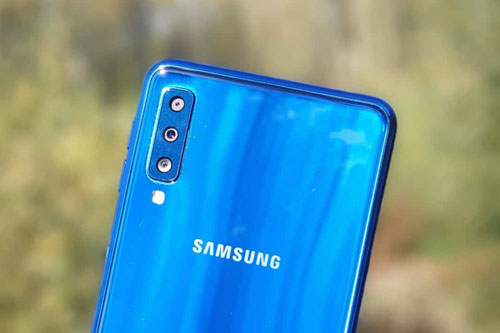 Smartphone 3 camera sau của Samsung giảm giá cực sốc tại Việt Nam