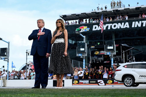 Xe "quái thú", chuyên cơ của ông Trump xuất hiện tại "thánh địa xe đua"