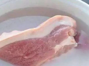 Đừng chần hay rửa thịt lợn trực tiếp, làm cách này, thịt sạch bong không còn lo bụi bẩn