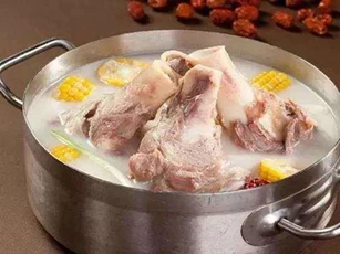 Đừng cho ngay xương vào nước để hầm, làm theo cách này xương mới thơm và nước dùng trong