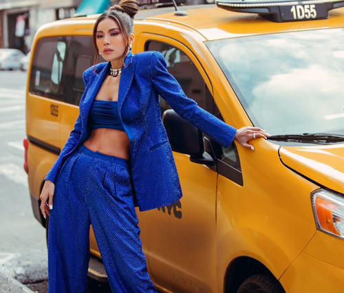 Minh Tú mặc crop-top siêu bé khoe vòng một và eo thon 'đốt mắt' tại Mỹ