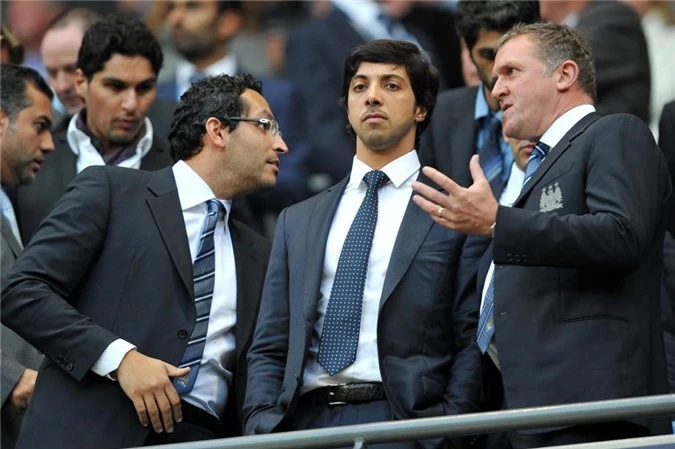 Khaldoon Al Mubarak (trái) và Sheikh Mansour (giữa) trong trận đấu duy nhất của Man City được ông chủ đến xem