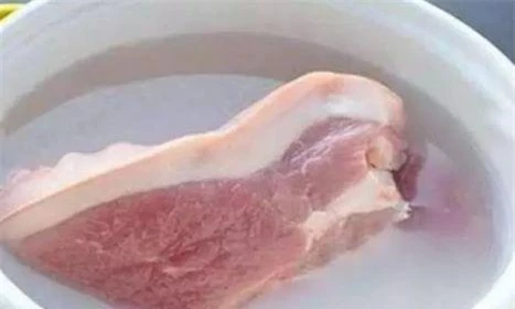 Đừng chần hay rửa thịt lợn trực tiếp, làm cách này, thịt sạch bong không còn lo bụi bẩn - 2