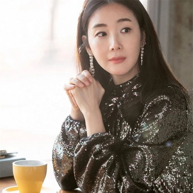 Bất ngờ xuất hiện trong 'Hạ cánh nơi anh', bà bầu Choi Ji Won đem đến đẳng cấp khác hẳn cho chiếc đầm 22 triệu, đẹp ăn đứt người mẫu 0