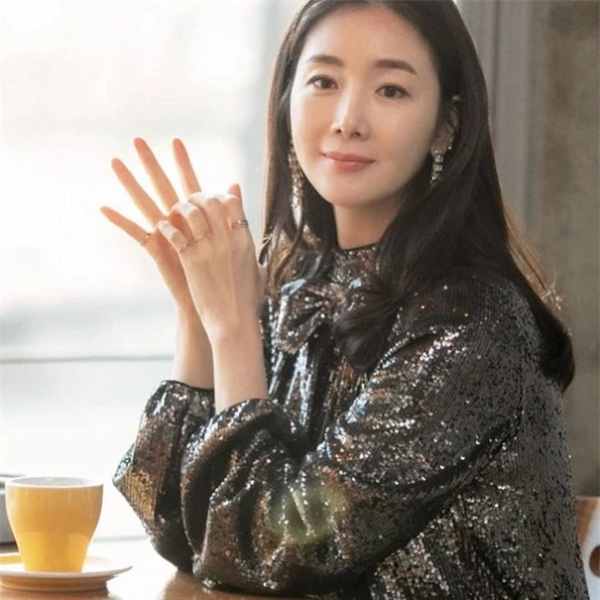 Bất ngờ xuất hiện trong 'Hạ cánh nơi anh', bà bầu Choi Ji Won đem đến đẳng cấp khác hẳn cho chiếc đầm 22 triệu, đẹp ăn đứt người mẫu 1