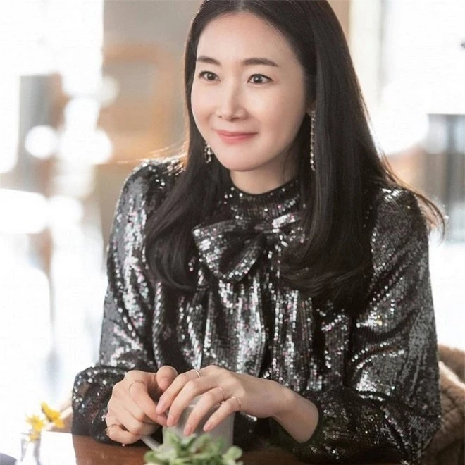 Bất ngờ xuất hiện trong 'Hạ cánh nơi anh', bà bầu Choi Ji Won đem đến đẳng cấp khác hẳn cho chiếc đầm 22 triệu, đẹp ăn đứt người mẫu 2