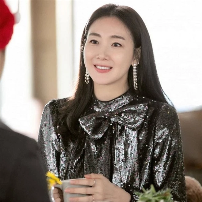 Bất ngờ xuất hiện trong 'Hạ cánh nơi anh', bà bầu Choi Ji Won đem đến đẳng cấp khác hẳn cho chiếc đầm 22 triệu, đẹp ăn đứt người mẫu 3
