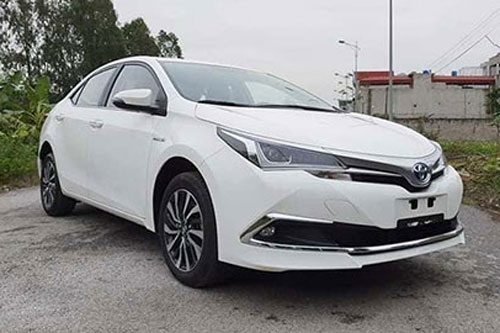 Toyota Corolla Altis Hybrid 2019 - đối thủ của Mazda 3, Kia Cerato giá chỉ 300 triệu ở VN gây sốc mạnh