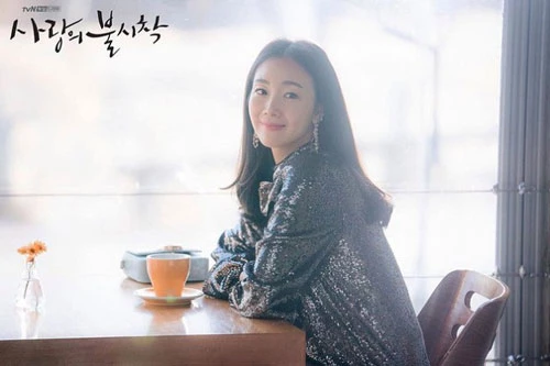 Choi Ji Woo vừa có màn xuất hiện chớp nhoáng trong một cảnh quay phim "Hạ cánh nơi anh".