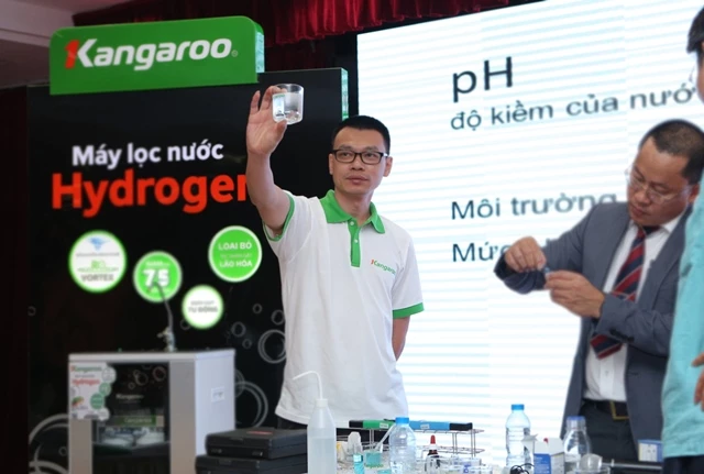 Ông Lại Văn Tùng - Viện trưởng Viện nghiên cứu và ứng dụng Kangaroo giới thiệu chất lượng nước của máy lọc Hydrogen Lux.