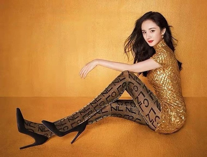 Vẫn biết Dương Mịch sở hữu dáng vóc đẹp miễn chê, cô vẫn khiến các fan trầm trồ trước những shoot hình mặc váy ngắn khoe eo thon dáng nuột nà, quảng cáo cho thương hiệu Calzedonia.