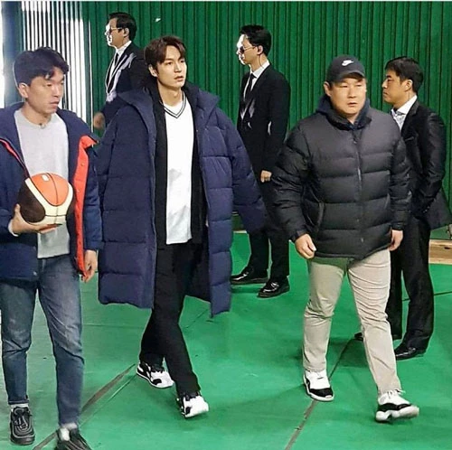 Hình ảnh Lee Min Ho xuất hiện bên cạnh hai bạn diễn là Kim Go Eun và Woo Do Hwan nhanh chóng nhận được sự quan tâm lớn từ phía cộng đồng mạng.