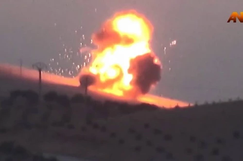 Máy bay Nga gây thiệt hại nặng cho đoàn xe thiết giáp của Thổ Nhĩ Kỳ. Ảnh: Al Masdar News.