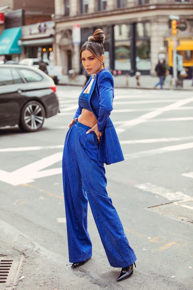 Trong ngày làm việc thứ 2 tại New York Fashion Week 2020, với sự chuẩn bị kỹ lưỡng và chỉn chu từ trang phục, make up đến làm tóc, Minh Tú đã không làm cho người hâm mộ thất vọng.