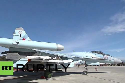 Theo báo cáo từ phương tiện truyền thông Nga, trích dẫn nguồn tin quân sự ở Syria, máy bay chiến đấu Su-35 của nước này đã khẩn trương cất cánh từ căn cứ không quân Hmeimim để làm nhiệm vụ.