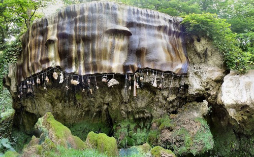 Kỳ lạ ‘Giếng nước bị nguyền rủa’ có thể hoá đá mọi vật