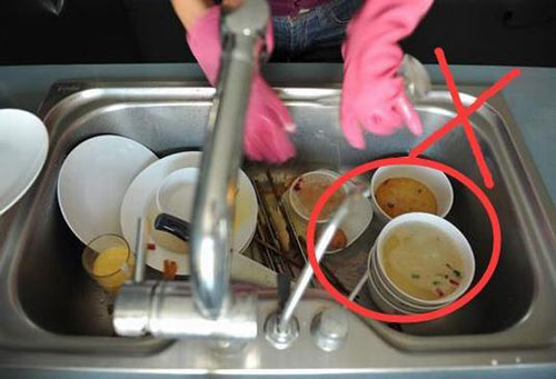 Những sai lầm rửa bát nhà nào cũng dễ mắc phải, khiến vi khuẩn tích tụ, ủ bệnh cho cả nhà
