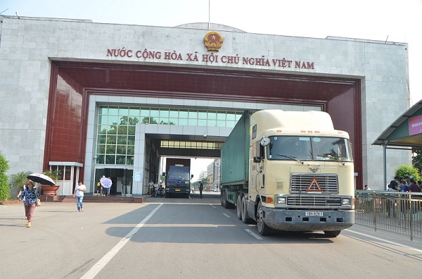 Lượng xe chờ làm thủ tục xuất khẩu tại các cửa khẩu còn rất lớn